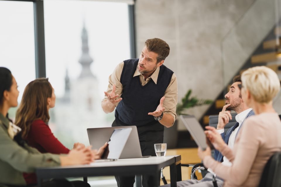 Adviseur presenteert een AI-roadmap aan een managementteam